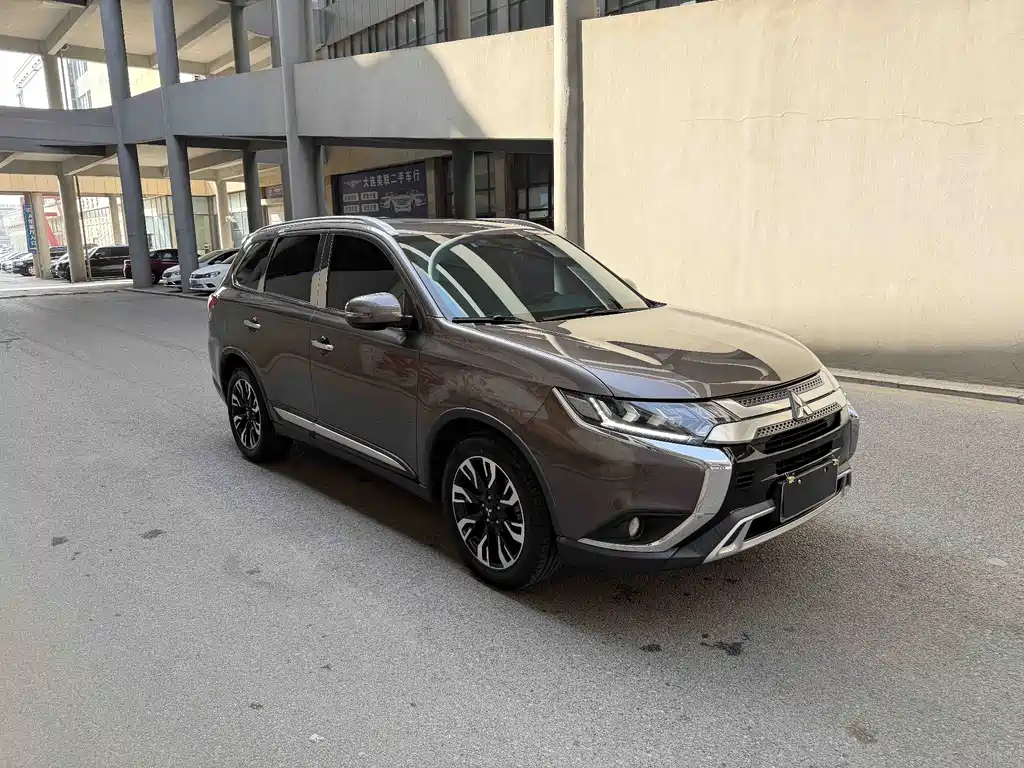 Outlander 2.4 L 4 WD Enjoyment 5-seat CN-VI