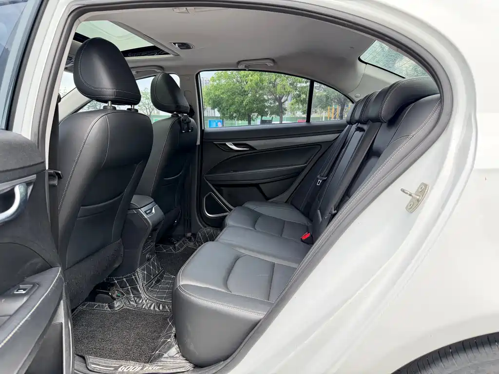 Emgrand UP 1.5 L CVT Luxury