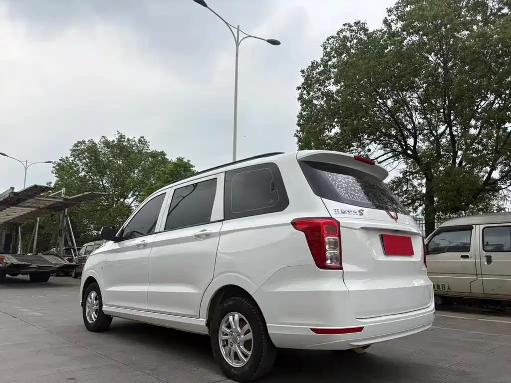 Wuling Hongguang 1.5 L S Standard L2 B