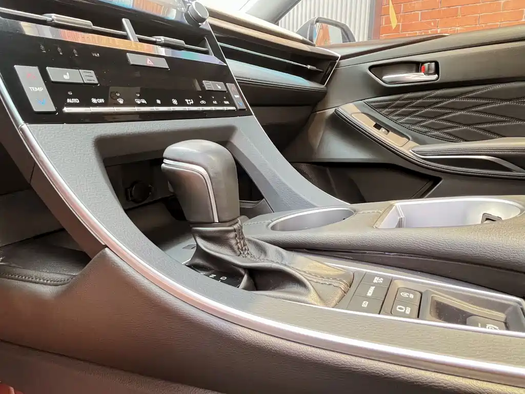 Avalon 2.5 L Touring Distinguished CN-VI