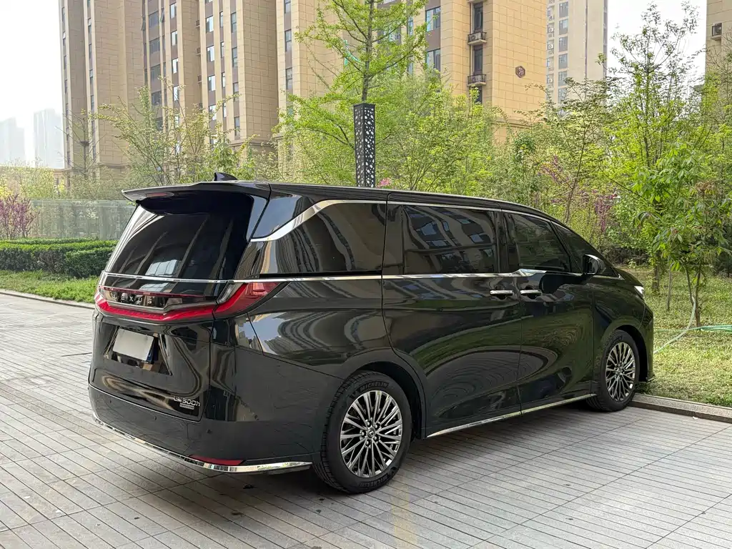 Lexus LM 500 h 6-seat Supreme