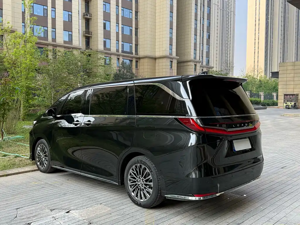 Lexus LM 500 h 6-seat Supreme