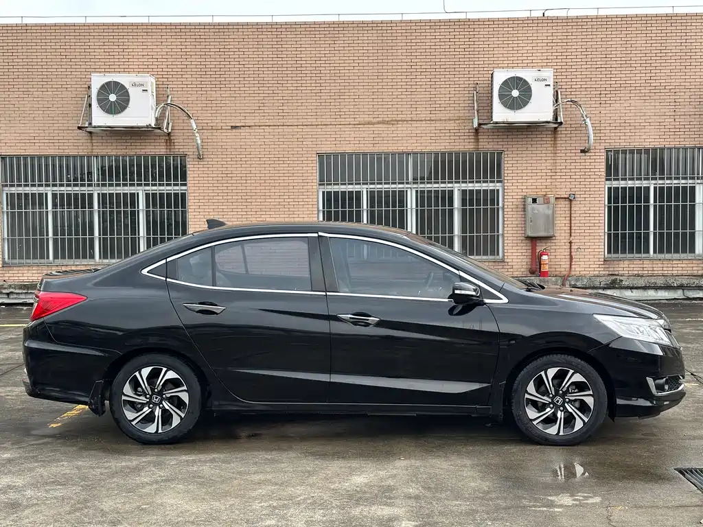 Crider 1.8 L CVT Luxury