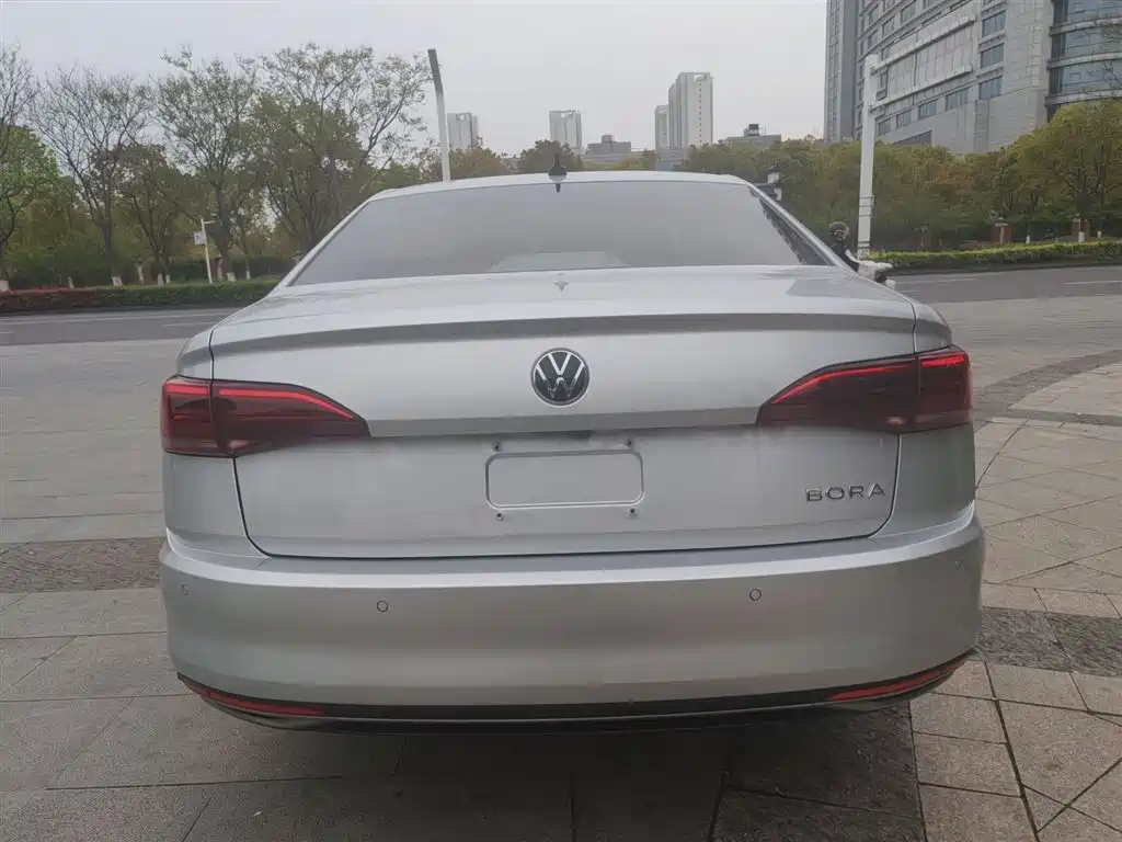 Bora 1.5 L Auto Comfort Connected