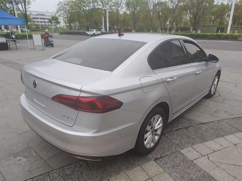 Bora 1.5 L Auto Comfort Connected