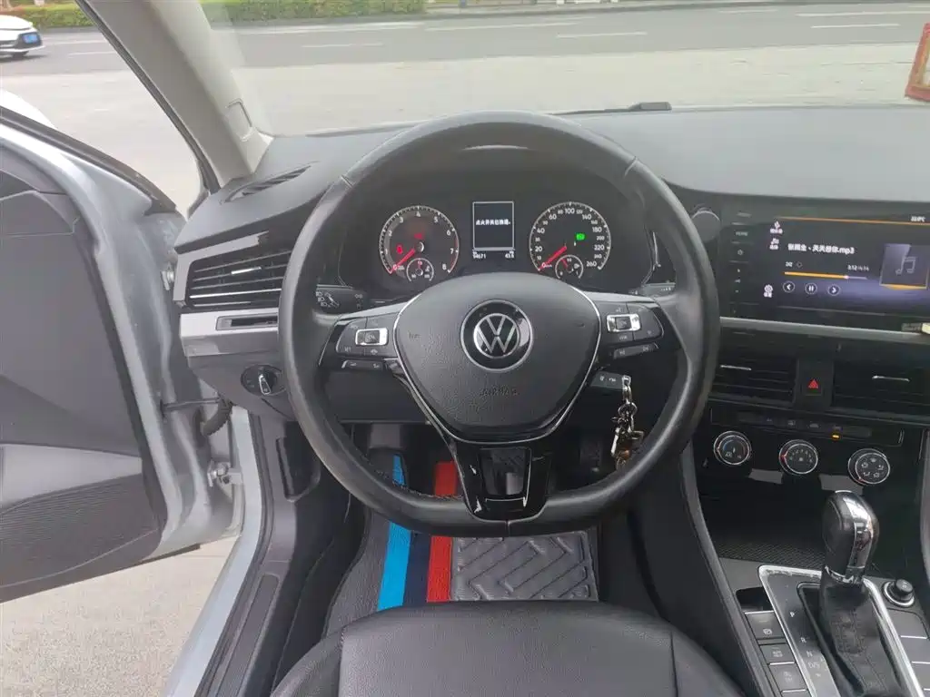 Bora 1.5 L Auto Comfort Connected