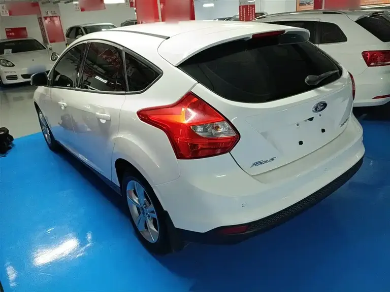 Ford Focus Hatchback 1.6 L Manual Style