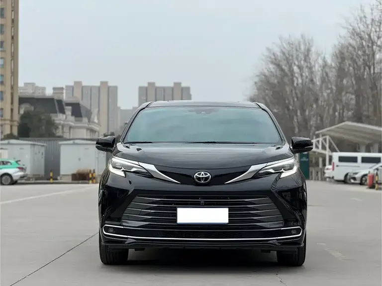 Toyota Sienna 2.5 L Hybrid 4 WD Distinguished
