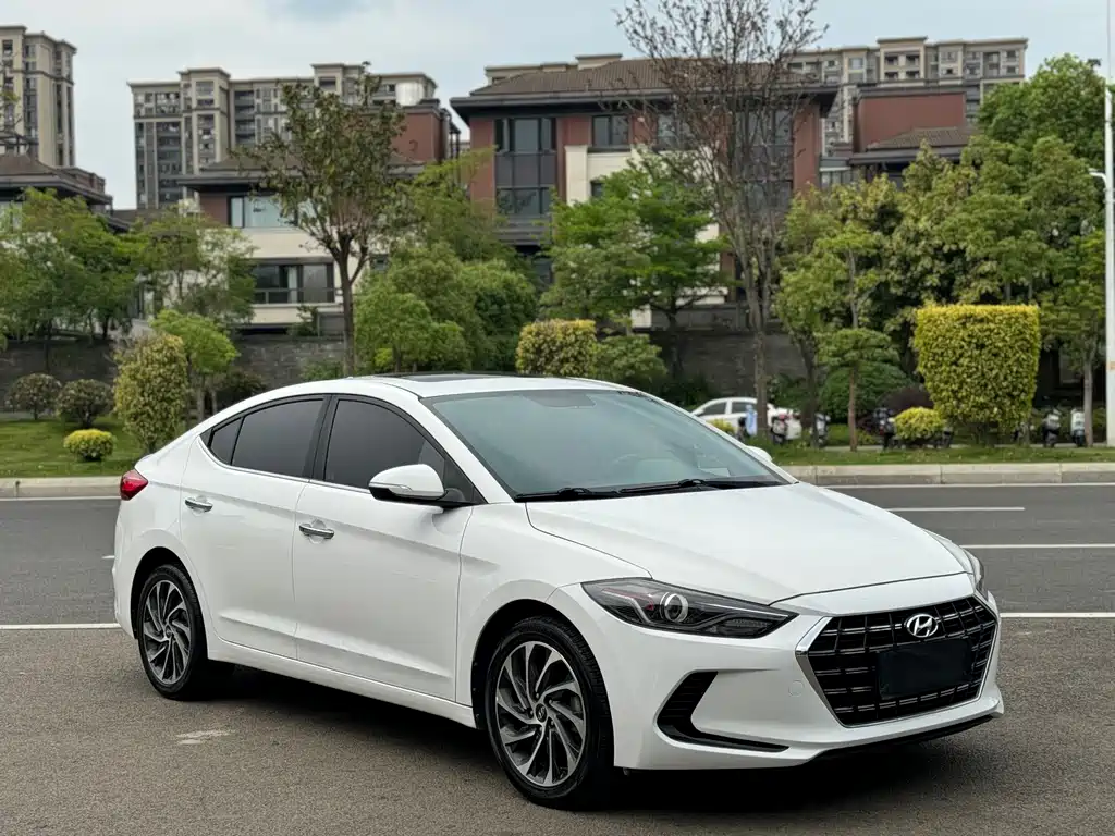 Elantra 1.5 L CVT Smart Dazzle · Elite