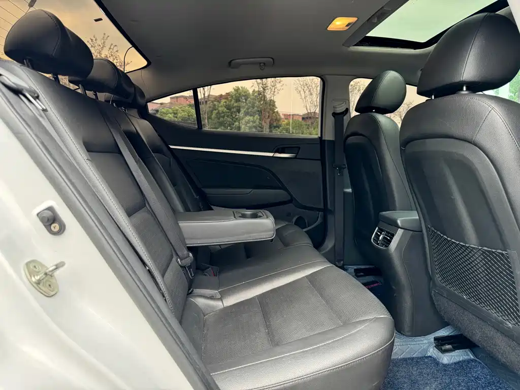 Elantra 1.5 L CVT Smart Dazzle · Elite