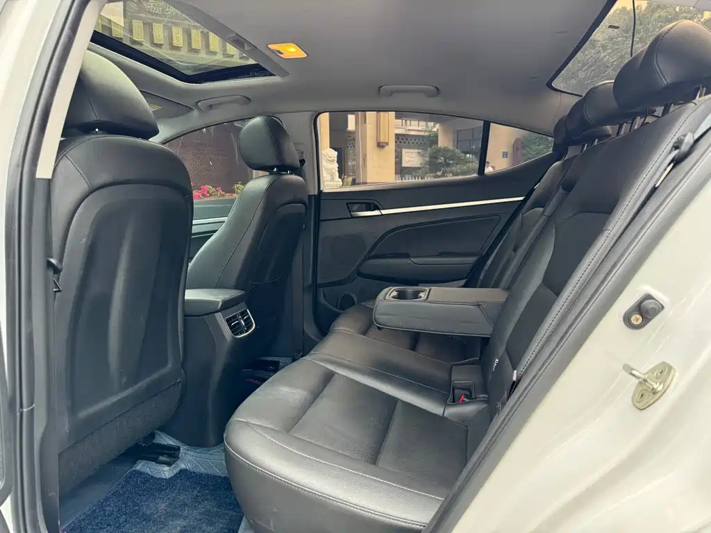 Elantra 1.5 L CVT Smart Dazzle · Elite