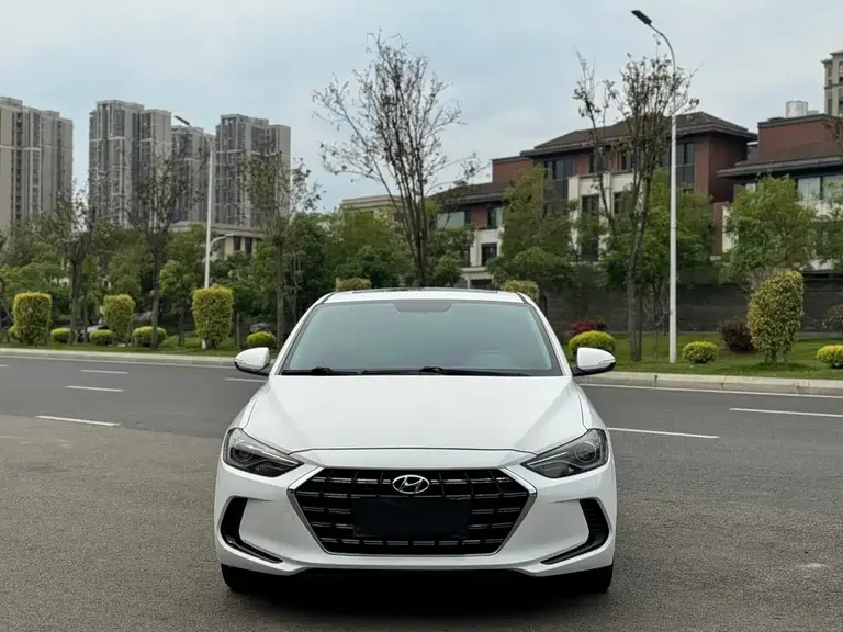 Hyundai Elantra 1.5 L CVT Smart Dazzle · Elite