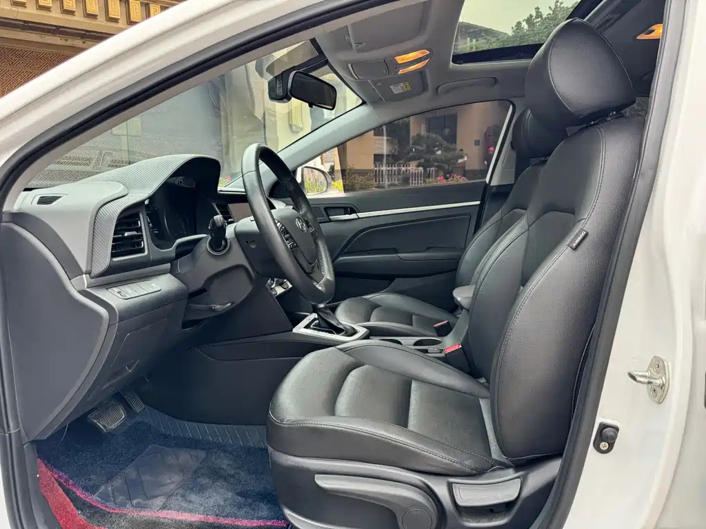 Elantra 1.5 L CVT Smart Dazzle · Elite