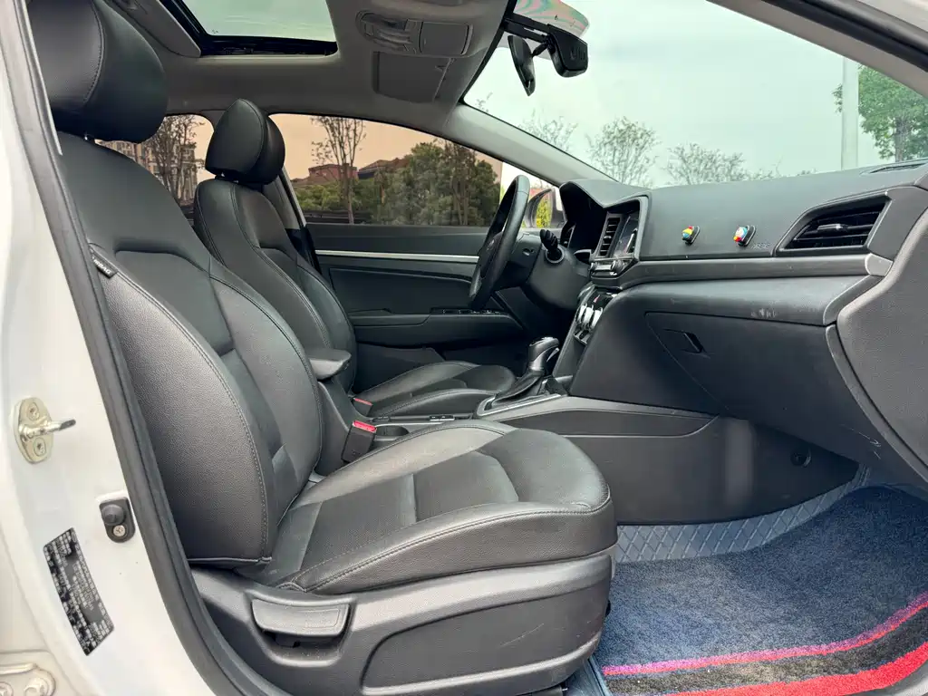 Elantra 1.5 L CVT Smart Dazzle · Elite