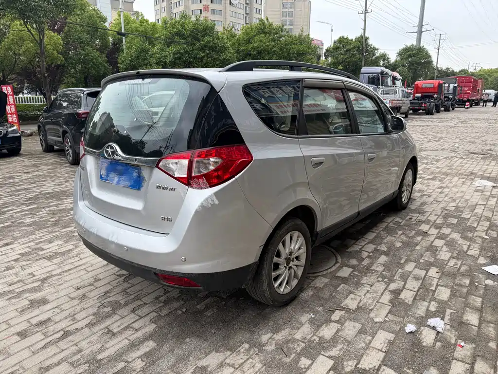 Refine M2 1.5 L Manual Luxury 5-seat