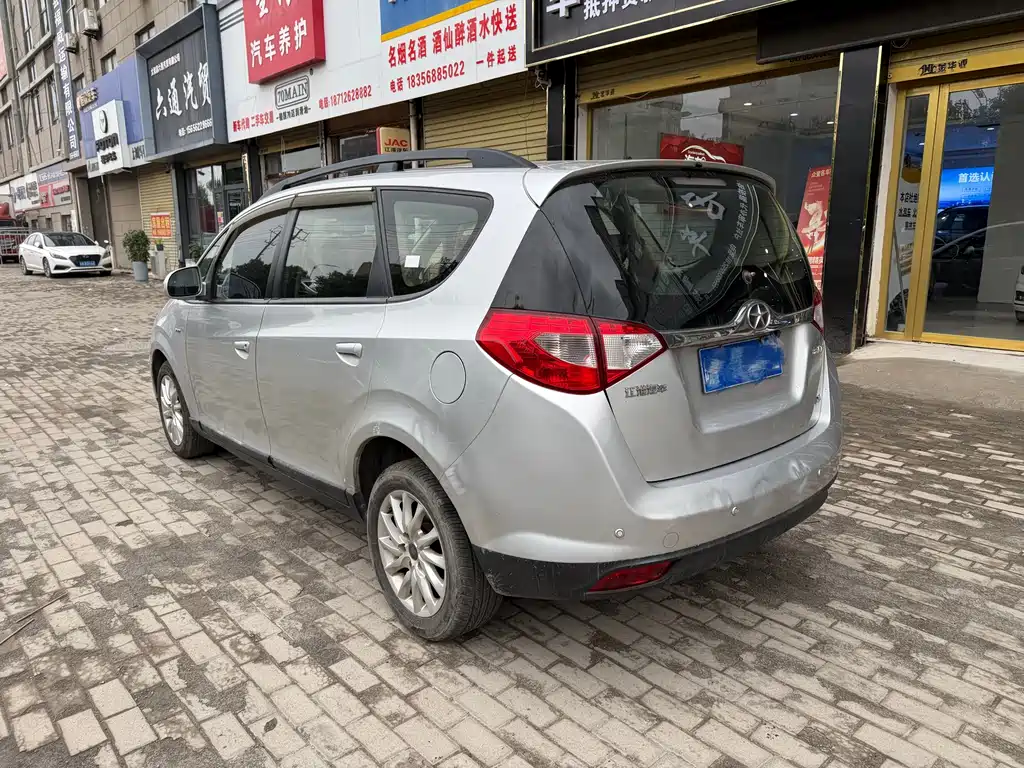 Refine M2 1.5 L Manual Luxury 5-seat