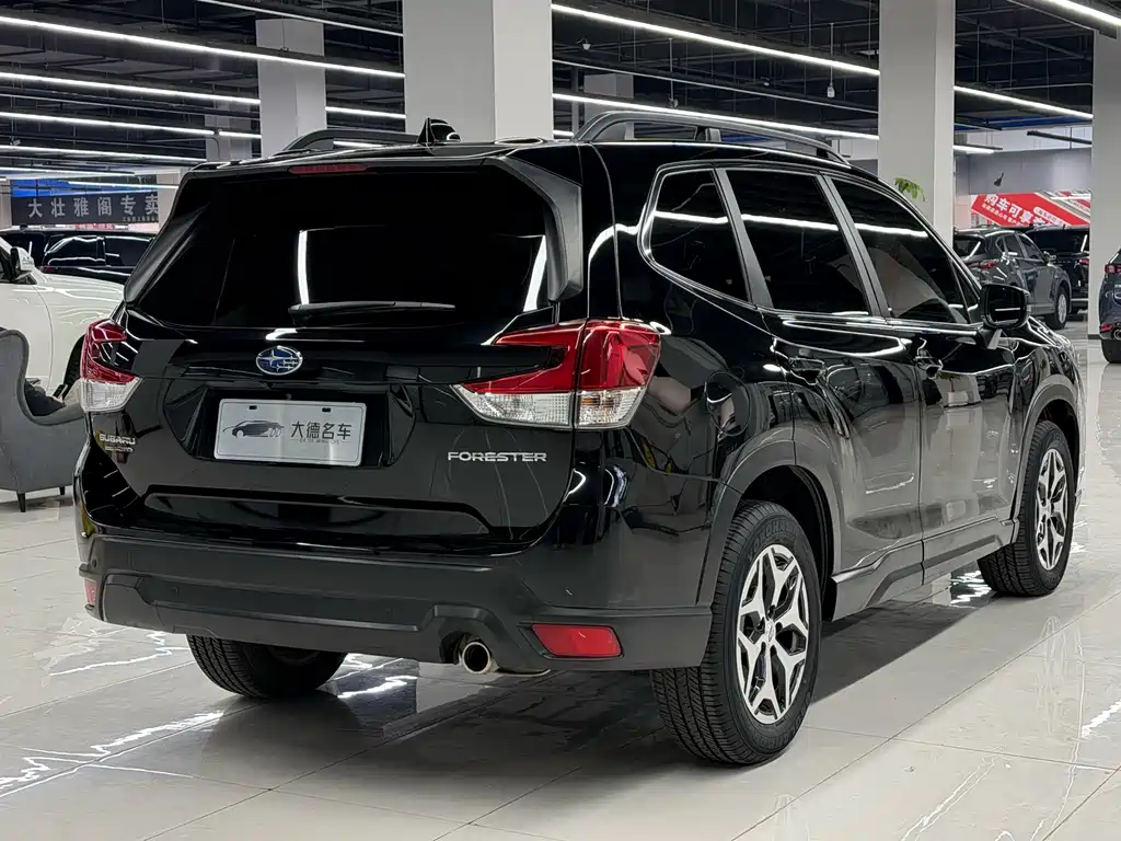 Forester 2.0 i Luxury