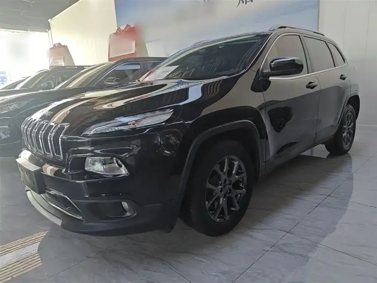 Jeep Cherokee 2.0 L 2 WD Classic Sport