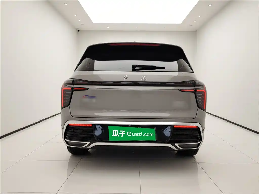 Hongqi HS3 PHEV 115 km Power Action