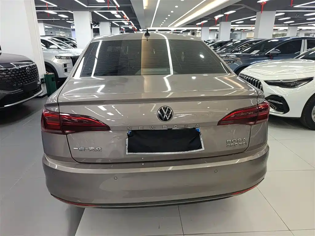 Bora 1.5 L Auto Comfort Connected