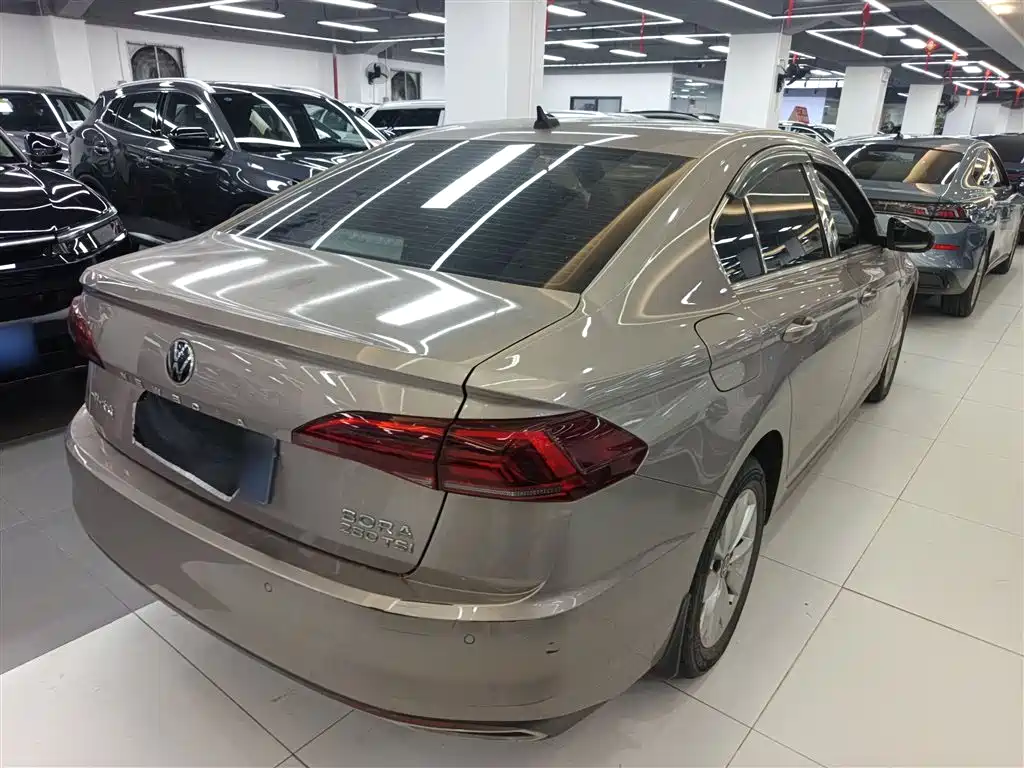 Bora 1.5 L Auto Comfort Connected