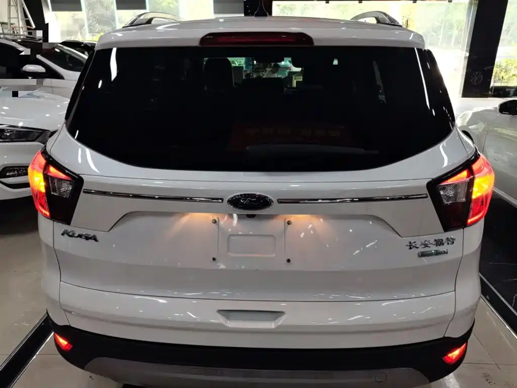 Kuga EcoBoost 180 2 WD Grand Wing