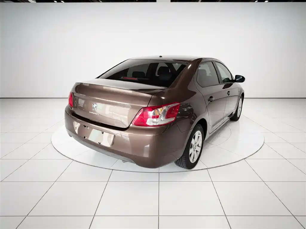Peugeot 301 1.6 L Manual Comfort