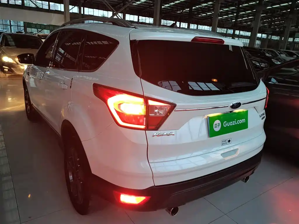 Kuga EcoBoost 180 2 WD Grand Wing CN-VI