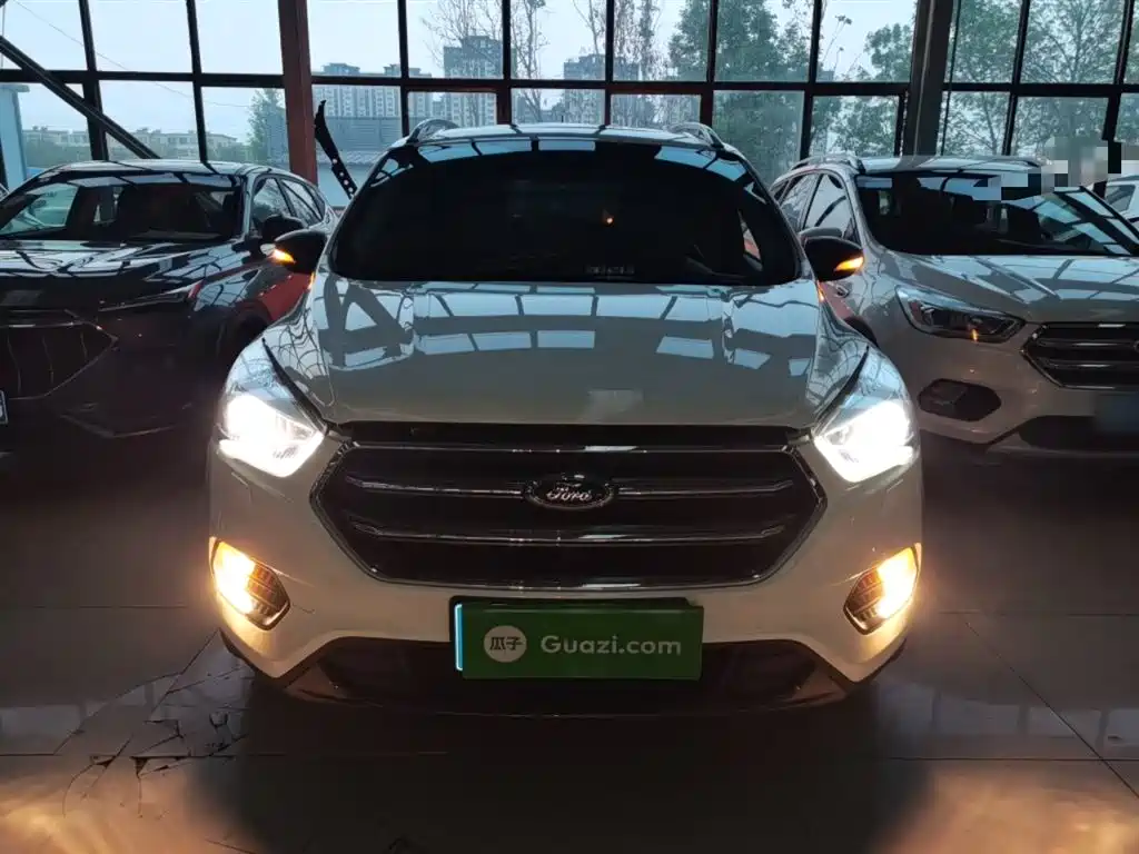 Kuga EcoBoost 180 2 WD Grand Wing CN-VI