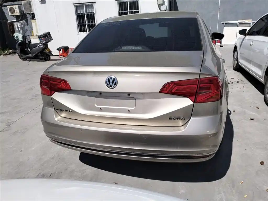 Bora 1.6 L Manual Comfort