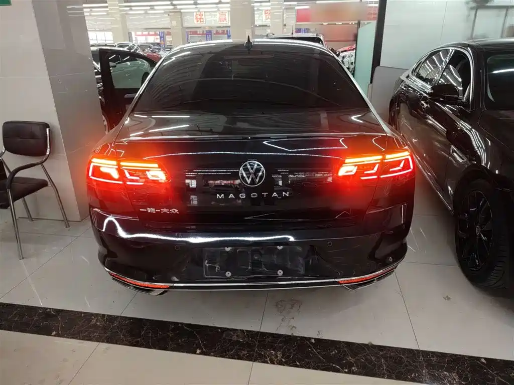 Magotan 200 10 K Commemorative 330 TSI DSG Luxury