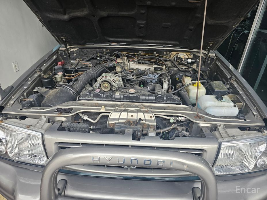 Hyundai Galloper 29-seater V6 LPG